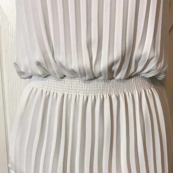 Aritzia Babaton White Pleated Blouse - Picture 3 of 11